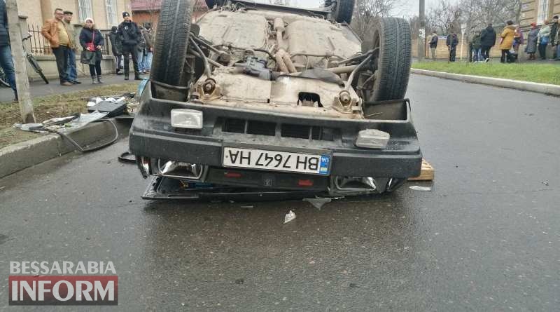 В Измаиле столкнулись ВАЗ, Mitsubishi и пассажирский автобус: один из автомобилей перевернулся