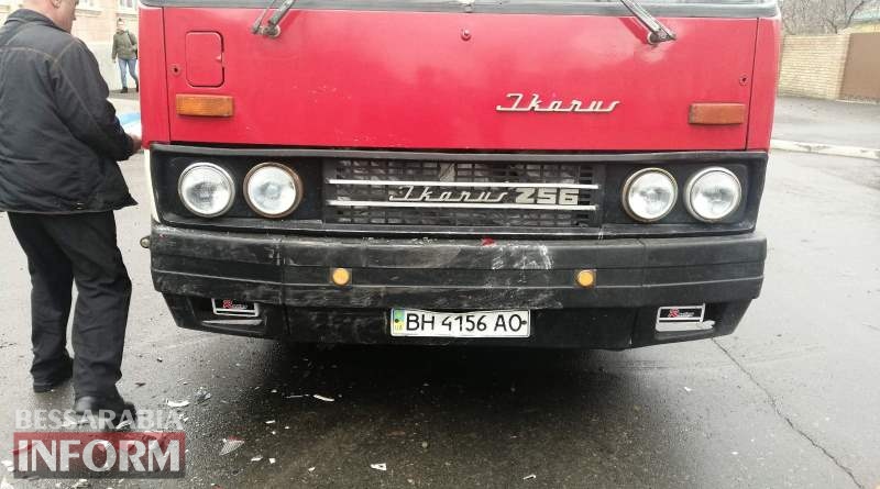 В Измаиле столкнулись ВАЗ, Mitsubishi и пассажирский автобус: один из автомобилей перевернулся.