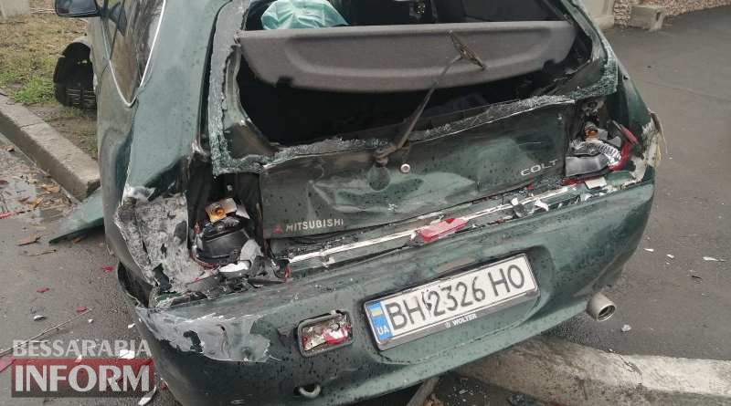 В Измаиле столкнулись ВАЗ, Mitsubishi и пассажирский автобус: один из автомобилей перевернулся