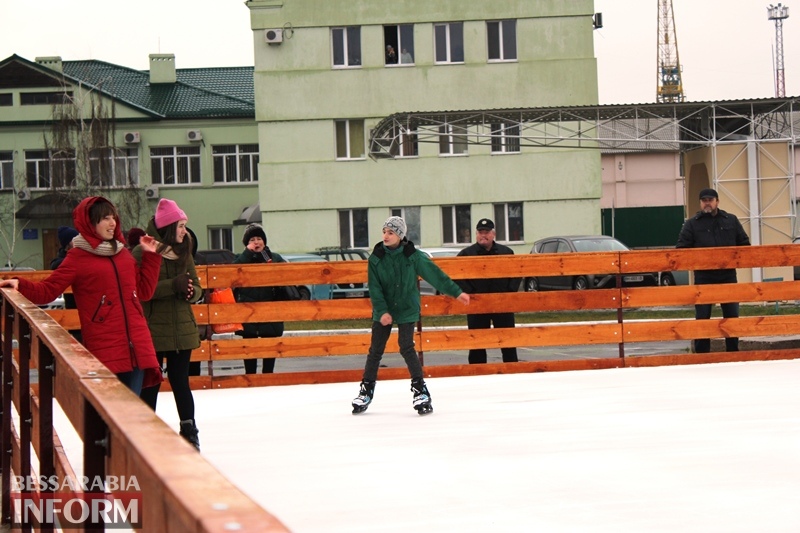 Подарок под елочку горожанам: в Измаиле был открыт ледовый каток. Подумывают об открытии школы фигурного катания