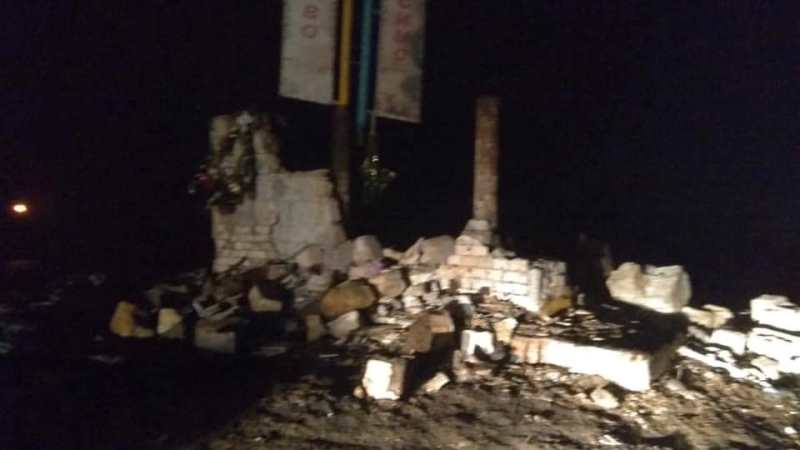 Килийский район: на въезде в село Дмитровка, где два месяца назад в результате ДТП сгорели два человека, вновь протаранили стелу