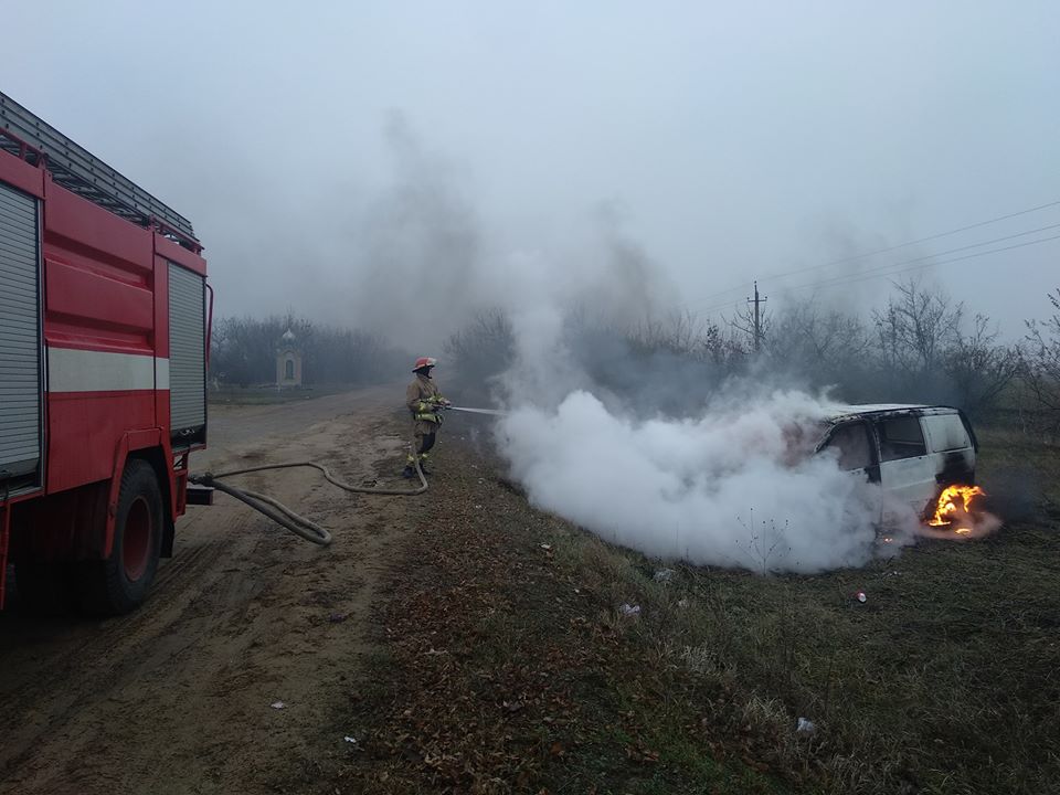 В Одесской области владельцы "евроблях" записали видеообращение к Зеленскому на фоне горящего нерастаможенного авто