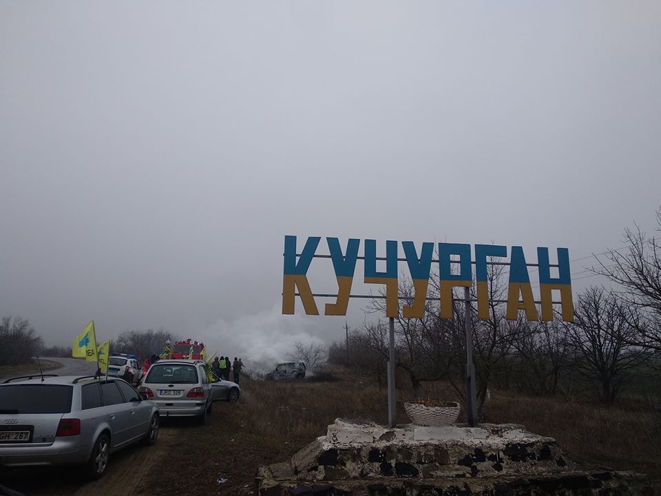 В Одесской области владельцы "евроблях" записали видеообращение к Зеленскому на фоне горящего нерастаможенного авто