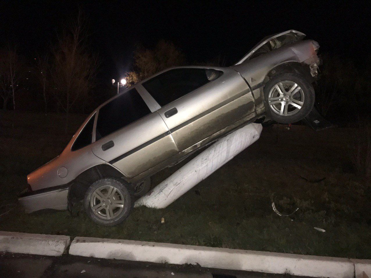 В Измаиле ночью возле морвокзала пьяный водитель поставил автомобиль на дыбы, врезавшись в столб