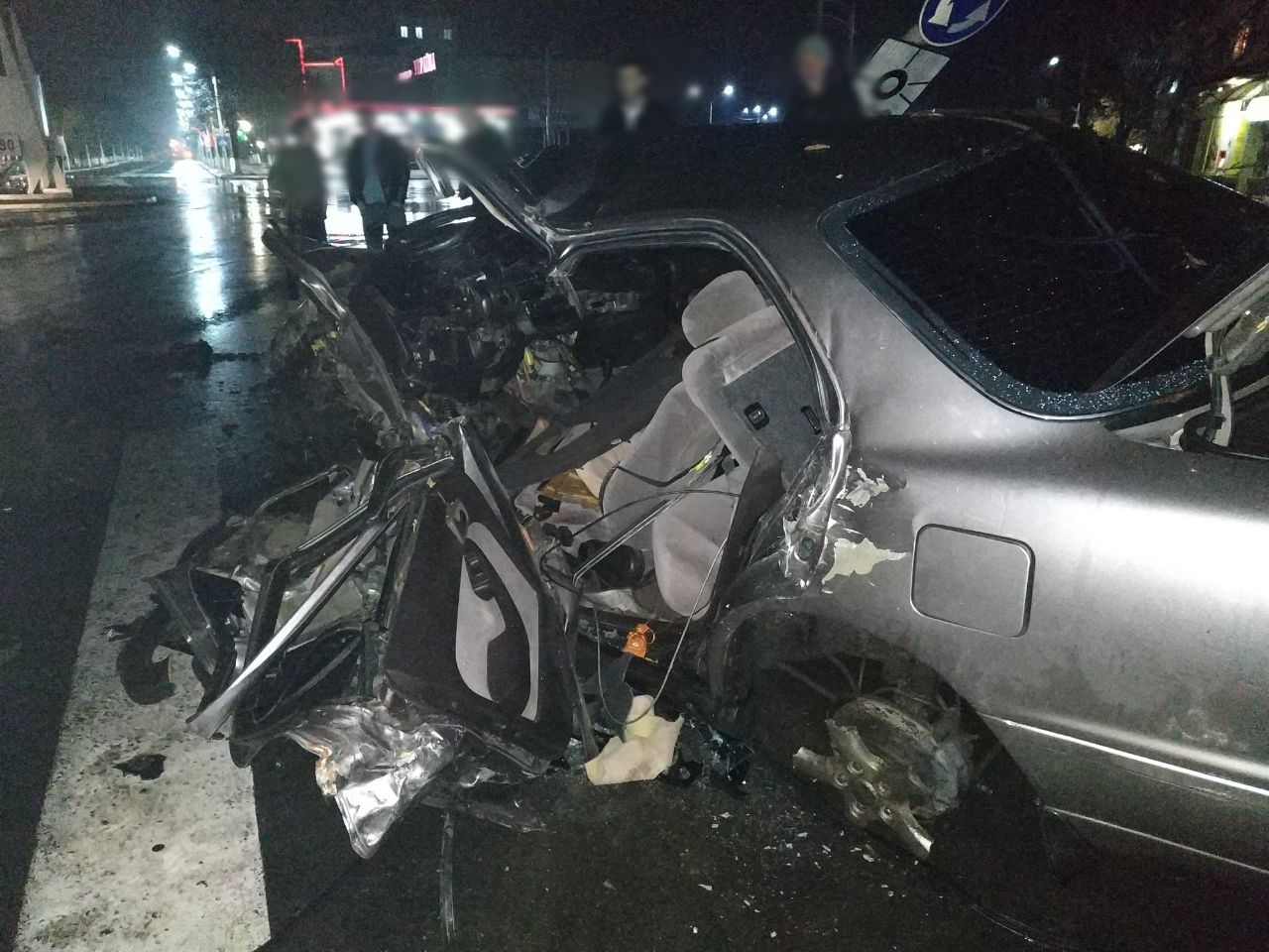 Ночное ДТП в Измаиле: на площади Мира Toyota Camry после столкновения со столбом превратилась в груду металла