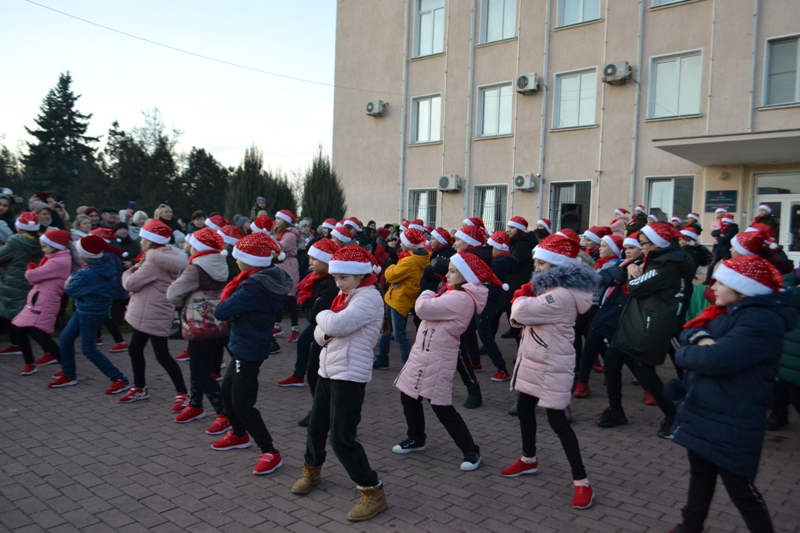 По-праздничному весело: в Аккермане зажгла свои огни главная ёлка города