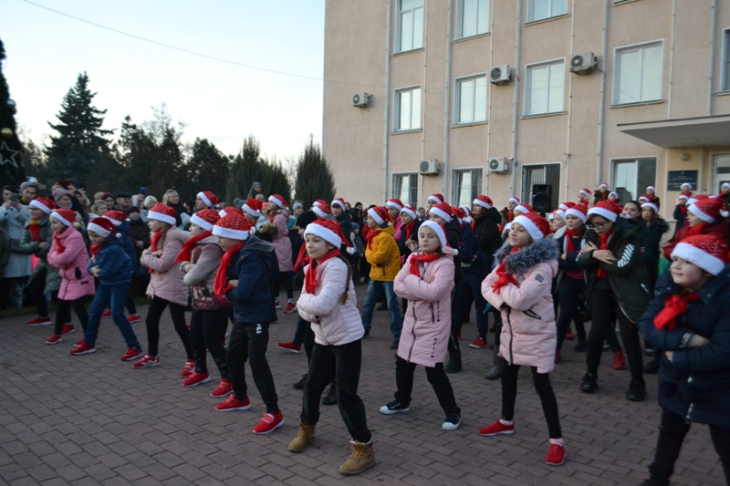 По-праздничному весело: в Аккермане зажгла свои огни главная ёлка города