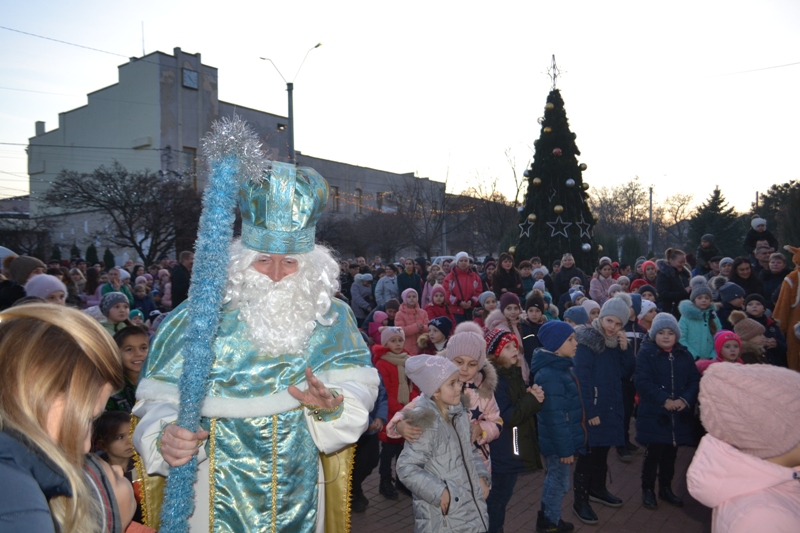 По-праздничному весело: в Аккермане зажгла свои огни главная ёлка города