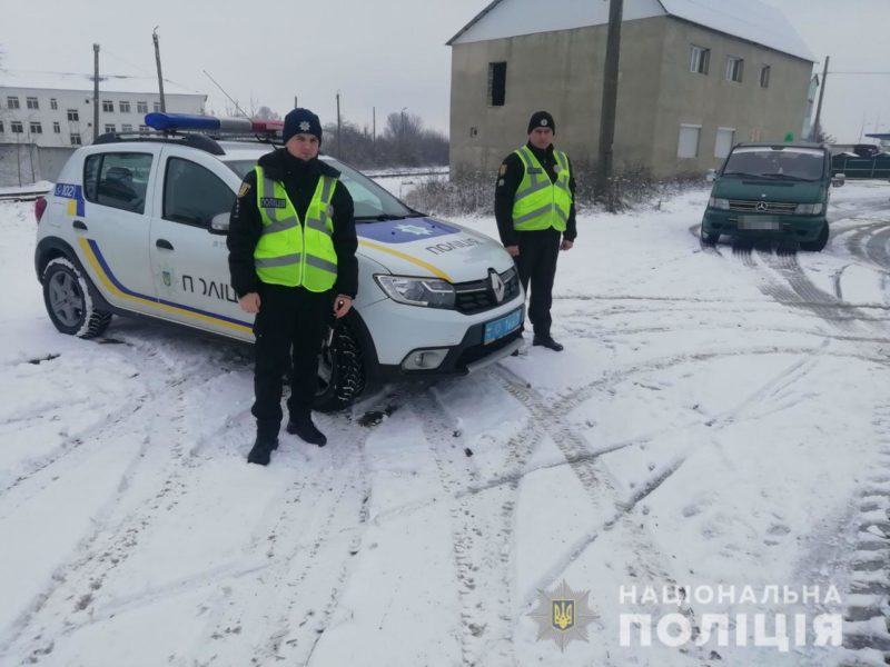 Снег с дождем затрудняют движение транспорта по автодорогам в северном направлении Одесской области