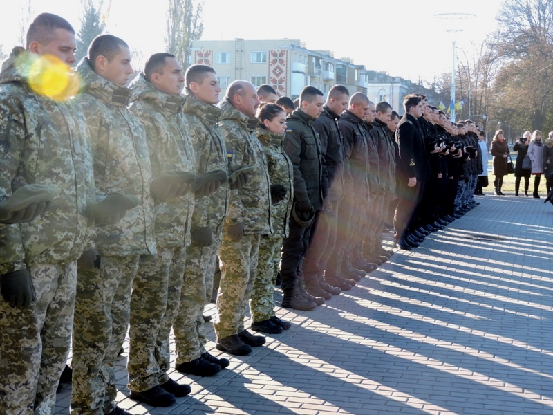 По случаю Дня Вооруженных Сил Украины в Измаиле возложили цветы к памятнику погибшим воинам