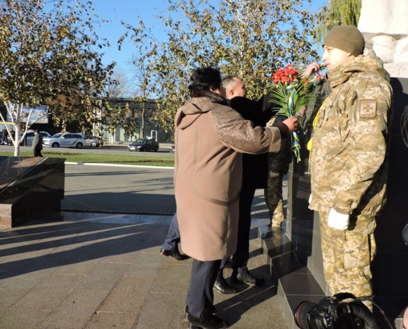 По случаю Дня Вооруженных Сил Украины в Измаиле возложили цветы к памятнику погибшим воинам