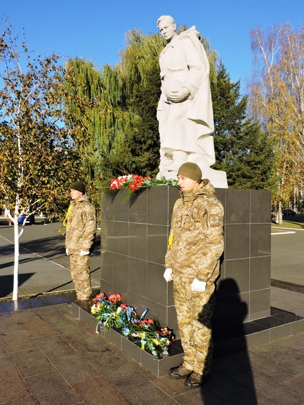 С Днем Вооруженных Сил Украины в Измаиле возложили цветы к памятнику погибшим воинам