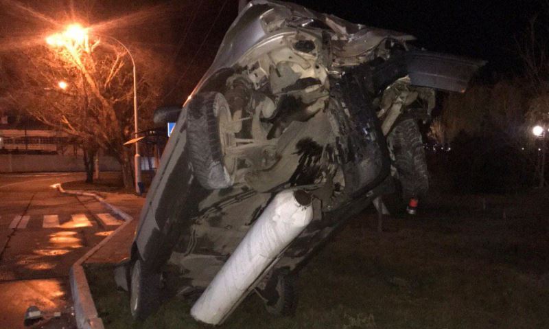В Измаиле ночью возле морвокзала пьяный водитель поставил автомобиль на дыбы, врезавшись в столб.