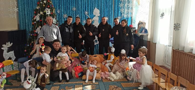 Патрульные полицейские Измаила в день Святого Николая посетили специализированный дом ребенка