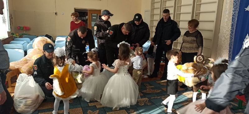 Патрульные полицейские Измаила в день Святого Николая посетили специализированный дом ребенка