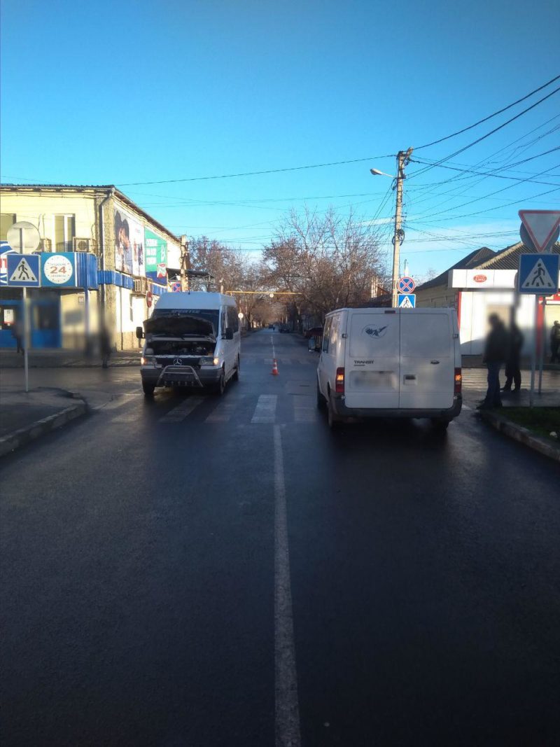 Тройное ДТП в Измаиле возле автостанции: от удара одна из машин влетела в стену магазина