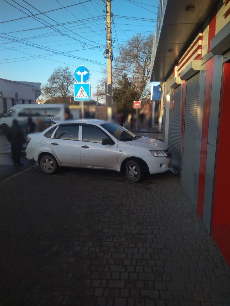 Тройное ДТП в Измаиле возле автостанции: вот удара одна из машин влетела в стену магазина