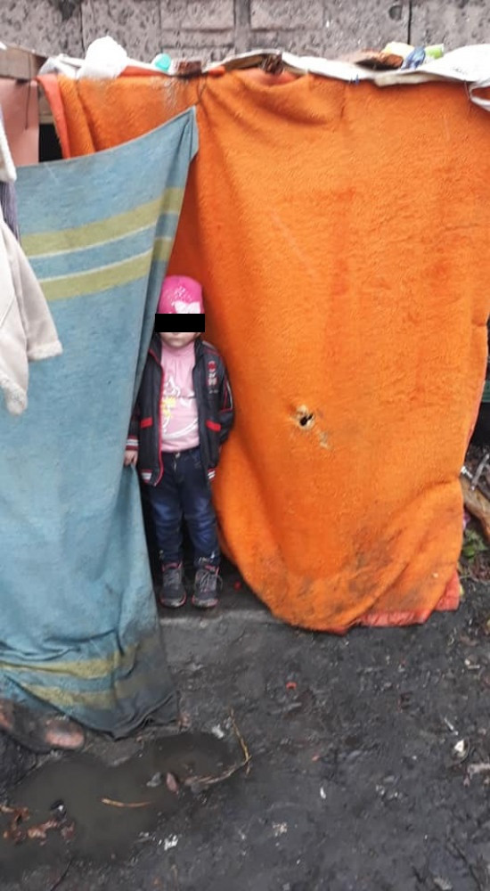 Жила в шалаше из одеял: в Одессе на свалке обнаружили маленькую девочку