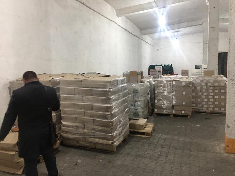 В Одесской области обнаружен склад, где более 15 тонн продуктов питания хранились в ужасных условиях и с грызунами.