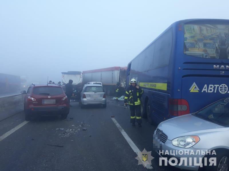 На трассе Одесса-Киев столкнулись пассажирский автобус, фуры и несколько легковушек: один человек погиб, двое в больнице