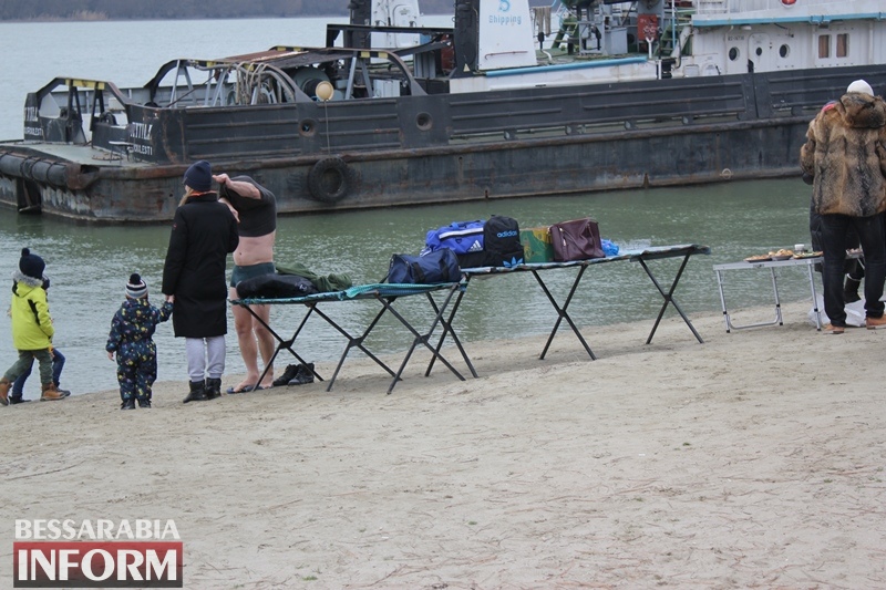 Как на Крещение измаильчане купались в Дунае и освящали воду (фоторепортаж)