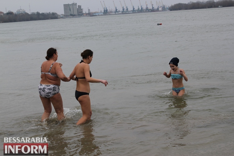 Как на крещение измаильчане купались в Дунае и освящали воду (фоторепортаж)