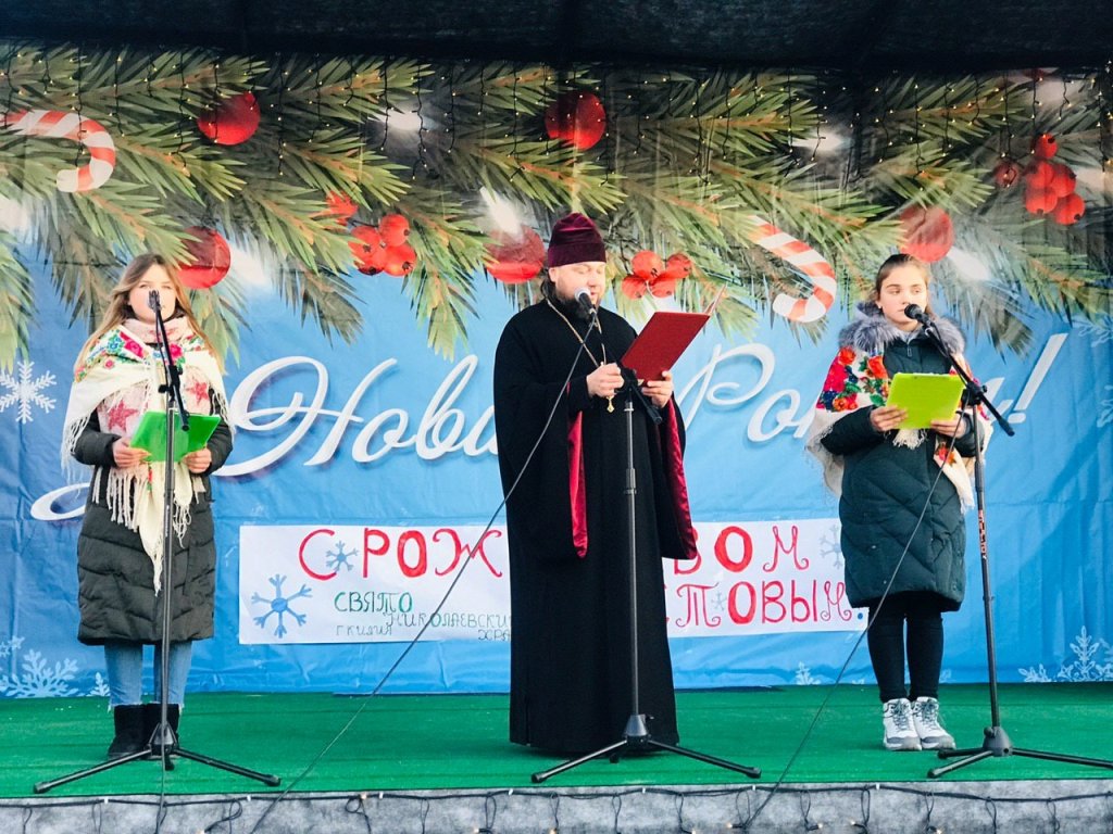 Колядки, вифлеемская звезда из бенгальских огней, фаер-шоу и праздничные лакомства: как в Килии отметили Рождество (фото)
