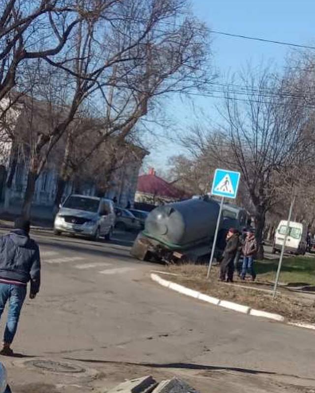 В Болграде ассенизаторская машина провалилась под асфальт (фотофакт)