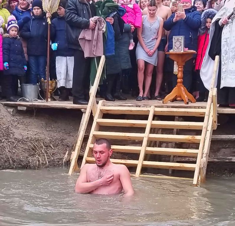 Особые традиции: как в Килии в священную воду на Крещение окунались