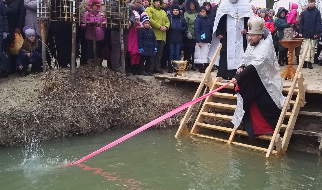 Особые традиции: как в Килии в священную воду на Крещение окунались