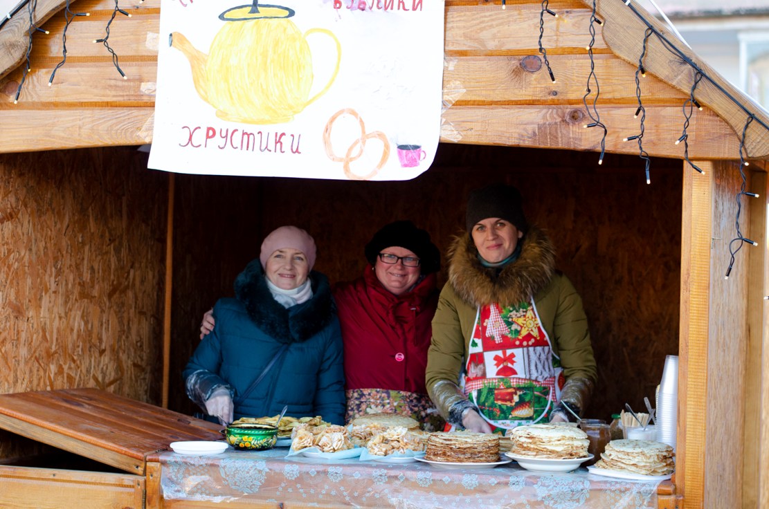 Колядки, вифлеемская звезда из бенгальских огней, фаер-шоу и праздничные лакомства: как в Килии отметили Рождество (фото)