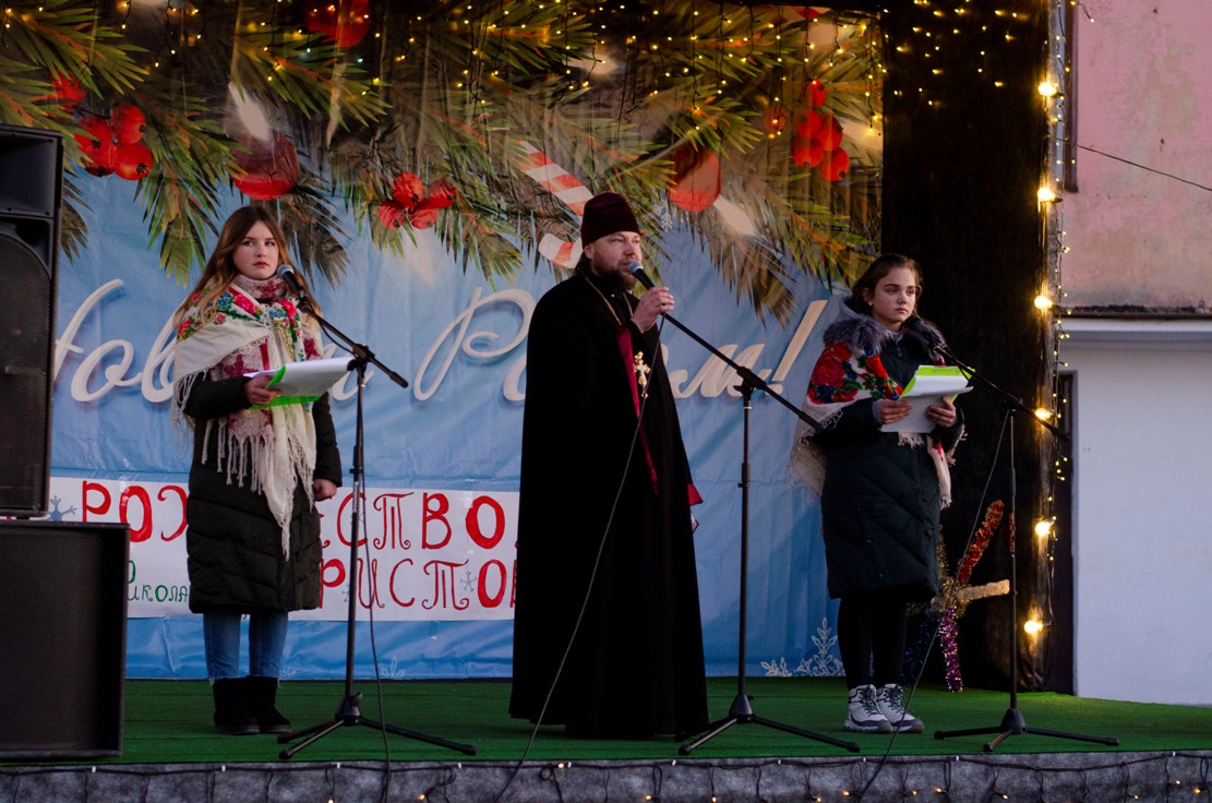 Колядки, вифлеемская звезда из бенгальских огней, фаер-шоу и праздничные лакомства: как в Килии отметили Рождество (фото)
