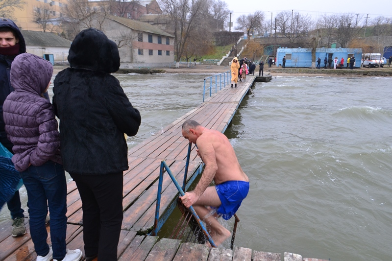 Аккерманцы отметили Крещение окунаясь в воды Днестровского лимана (фоторепортаж)
