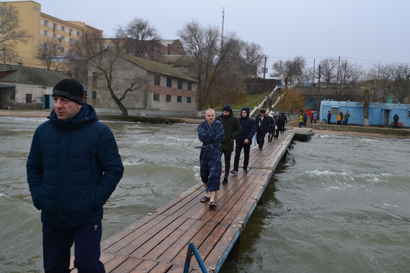 Аккерманцы отметили Крещение окунаясь в воде Днестровского лимана (фоторепортаж)