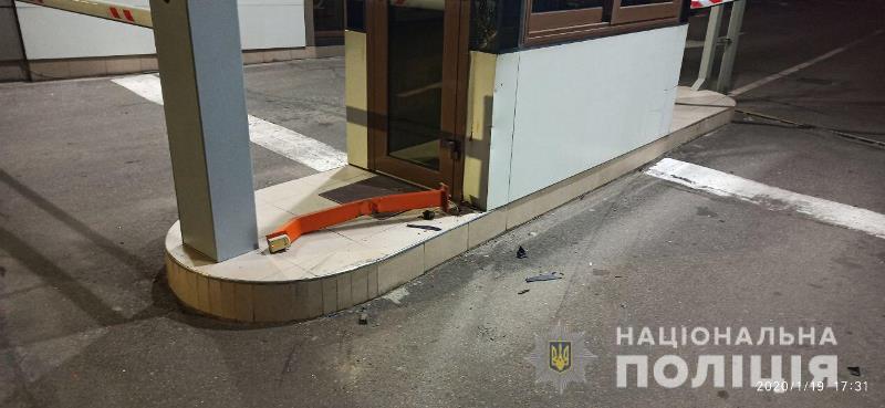 В Одессе пьяный полицейский на иномарке с еврономерами снес шлагбаум и сбил двух человек