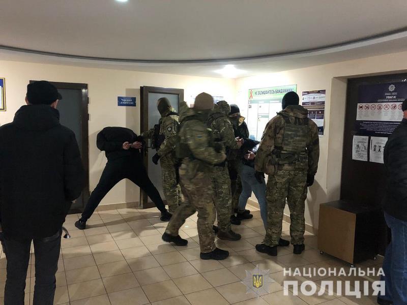 В Одессе трое грабителей обстреляли инкассаторскую машину и угнали 700 тысяч гривен