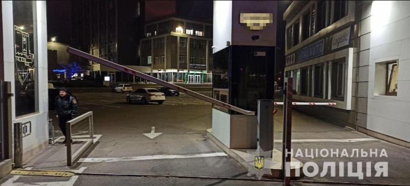 В Одессе пьяный полицейский на иномарке с еврономерами снес шлагбаум и сбил двух человек