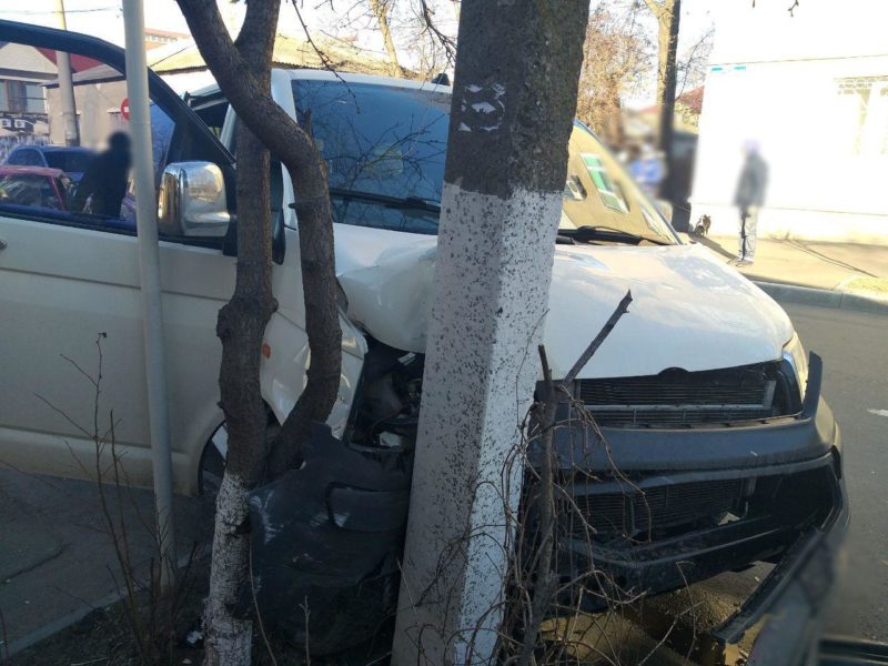 Измаил: авария с пострадавшими на Болградской – водитель Volkswagen врезался в ВАЗ, затем в столб