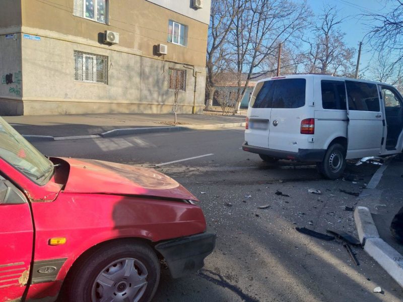 Измаил: авария с пострадавшими на Болградской - водитель Volkswagen врезался в ВАЗ, затем в столб