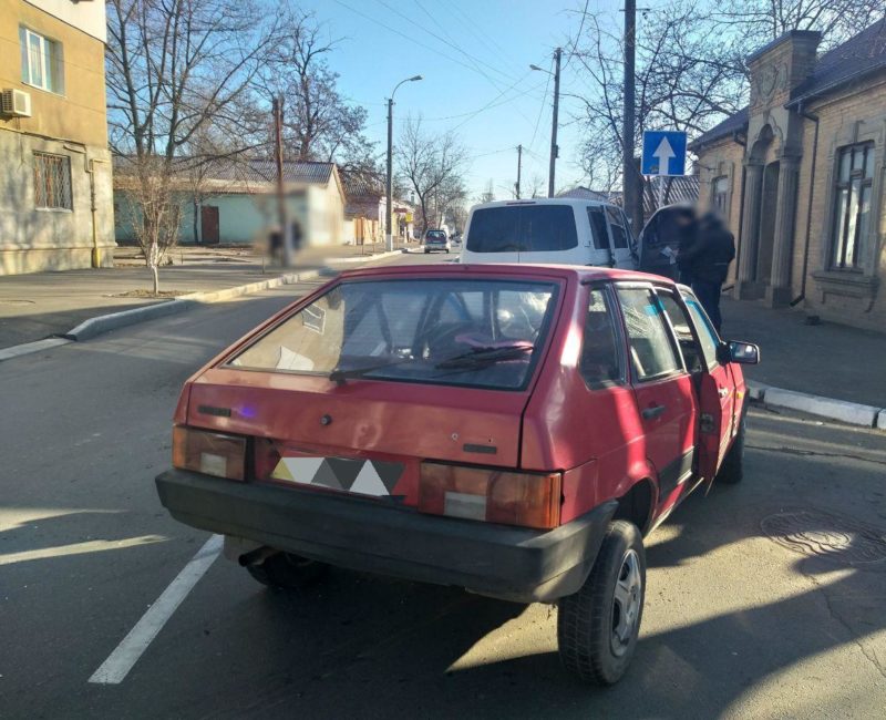 Измаил: авария с пострадавшими на Болградской – водитель Volkswagen врезался в ВАЗ, затем в столб