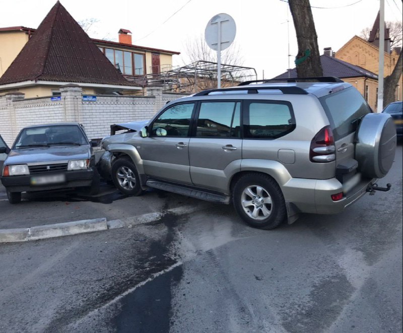 Авария с пострадавшими на Покровской в Измаиле: не разминулись ВАЗ и Toyota, один из водителей в больнице