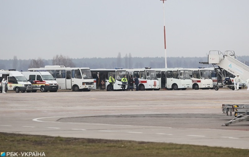 В Украине ожидают прибытие эвакуированных людей из Китая - самолет кружит над Харьковской областью (обновляется)