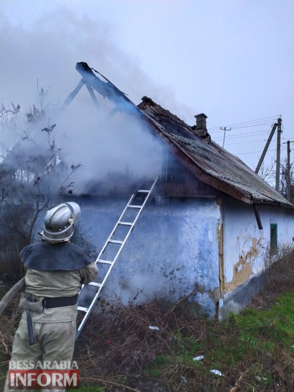 В Белгород-Днестровском районе произошел пожар в нежилом доме: пламя уничтожило крышу