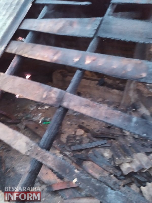 В Белгород-Днестровском районе произошел пожар в нежилом доме: пламя уничтожило крышу
