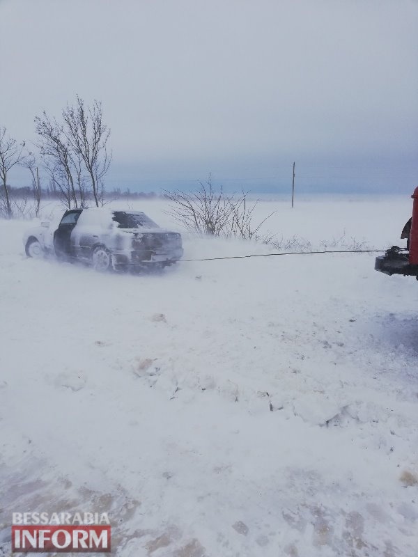 Стихия не отступает: в Белгород-Днестровском районе спасатели вытаскивают машины из снежных заносов