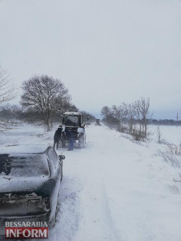 Стихия не отступает: в Белгород-Днестровском районе спасатели вытаскивают машины из снежных заносов.
