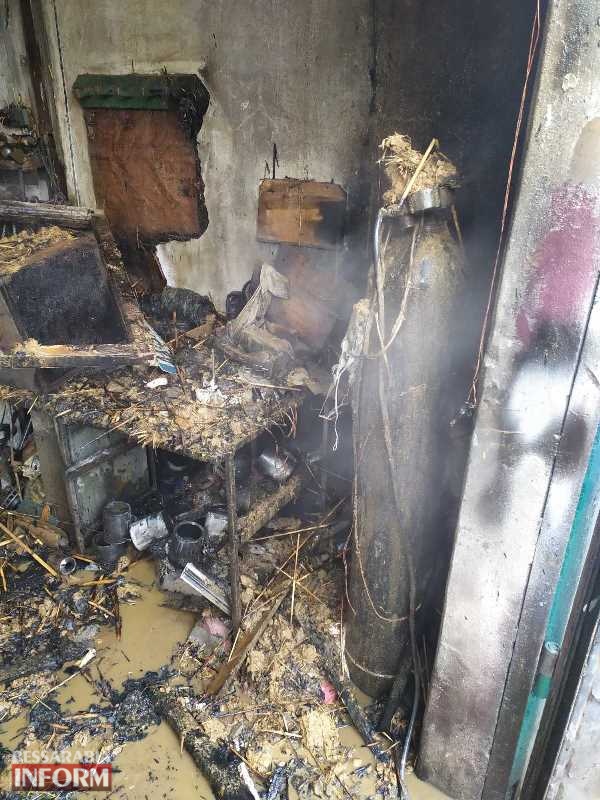 В Аккермане горел гараж с автомобилем и мусор в заброшенном здании