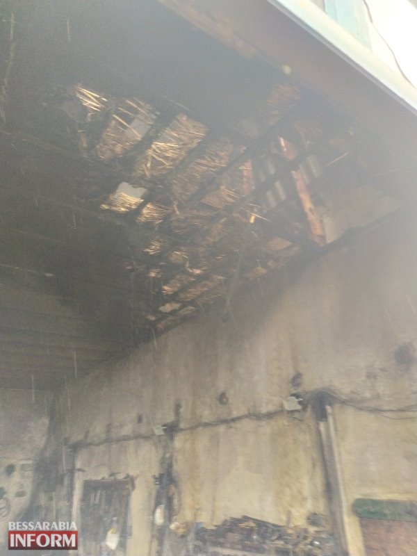 В Аккермане горел гараж с автомобилем и мусор в заброшенном здании