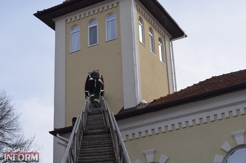 В Измаиле с самой высокой башни гостиницы "Бессарабия" снимали человека - учения спасателей