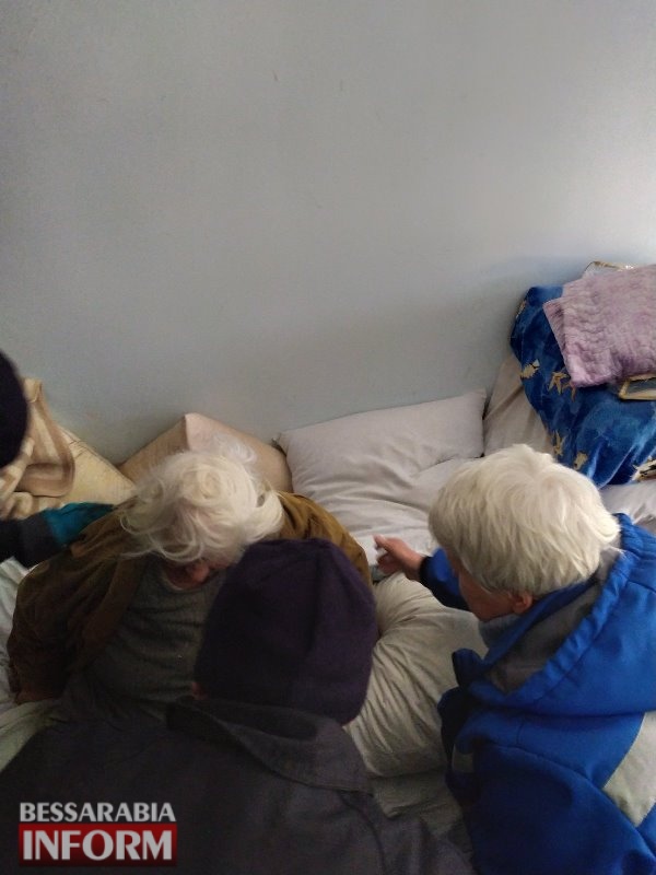 В Аккермане спасатели с медиками пришли на помощь пожилой женщине, оказавшейся в тяжелом состоянии в запертом доме